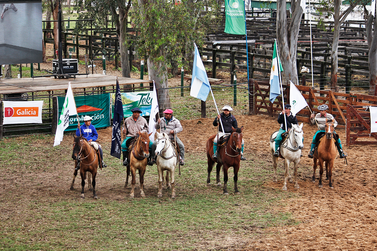 Jinetes y banderas en un encuentro histórico de la Sociedad Rural del Chaco